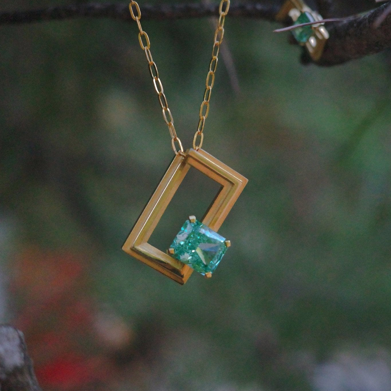 Queen Rectangular Silver Green Zircon Element Symbol Pendant - BYRDSTRÖM JEWELRY