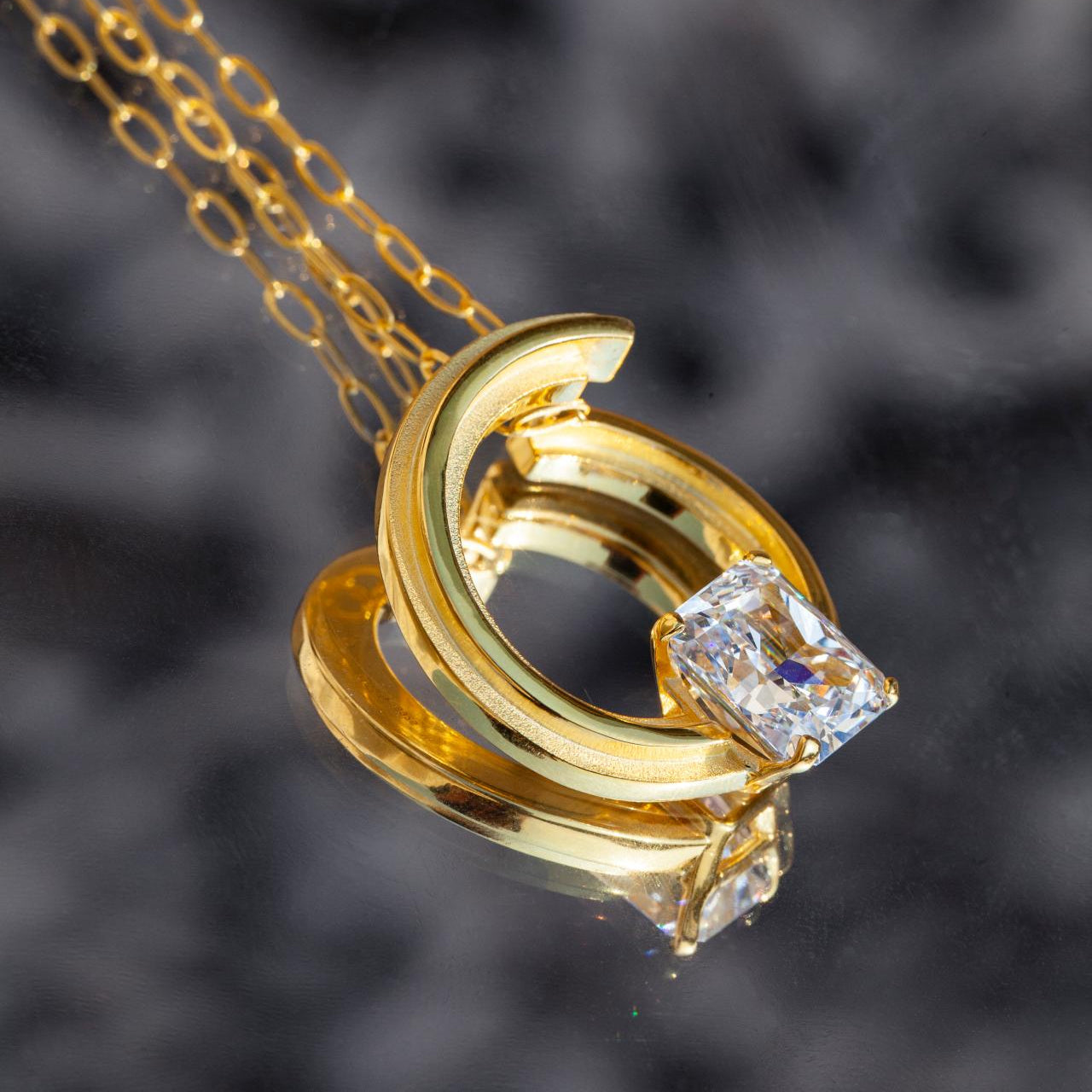 Queen Round Silver White Zircon Element Symbol Pendant - BYRDSTRÖM JEWELRY