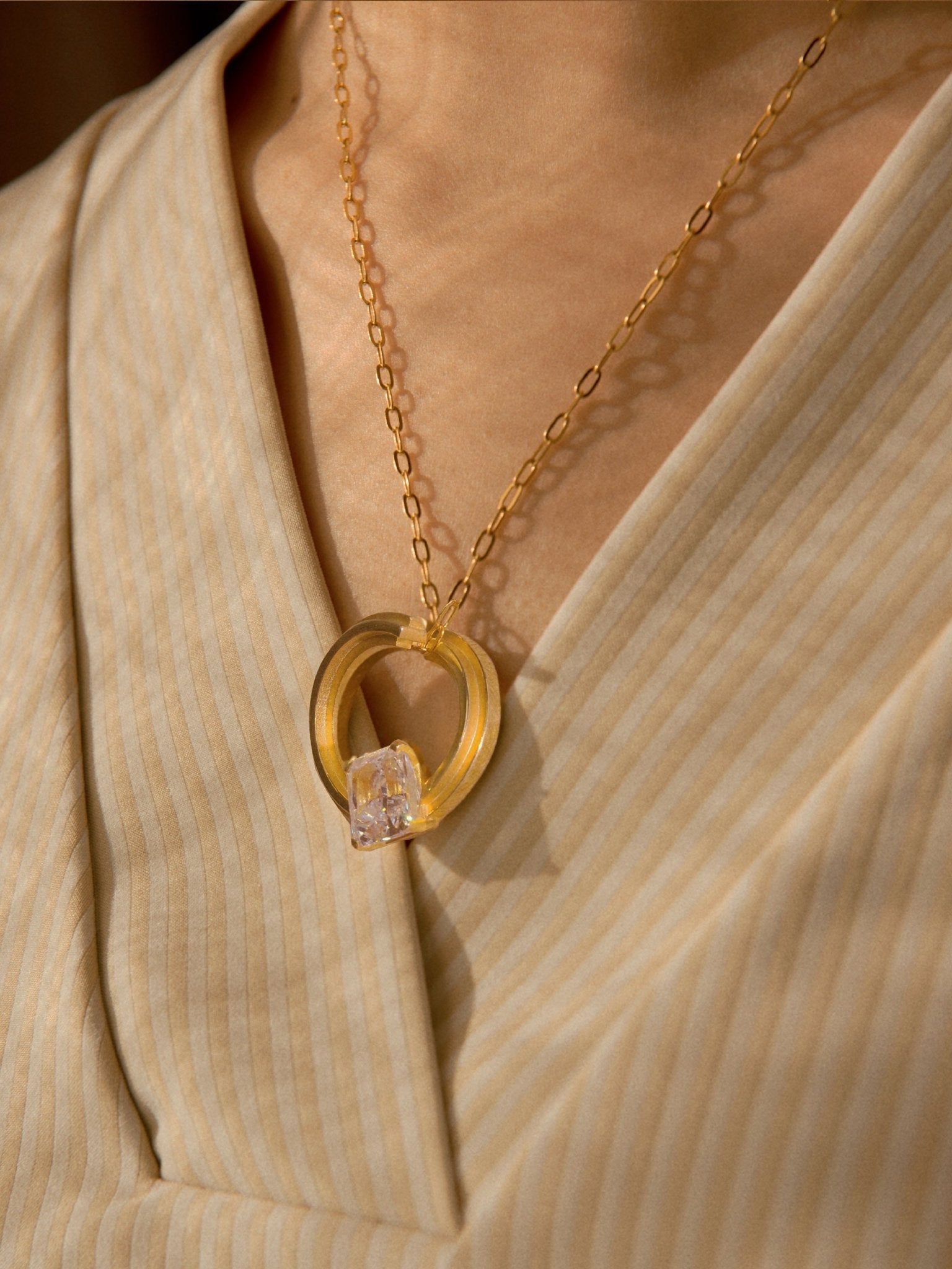 Queen Round Silver White Zircon Element Symbol Pendant - BYRDSTRÖM JEWELRY