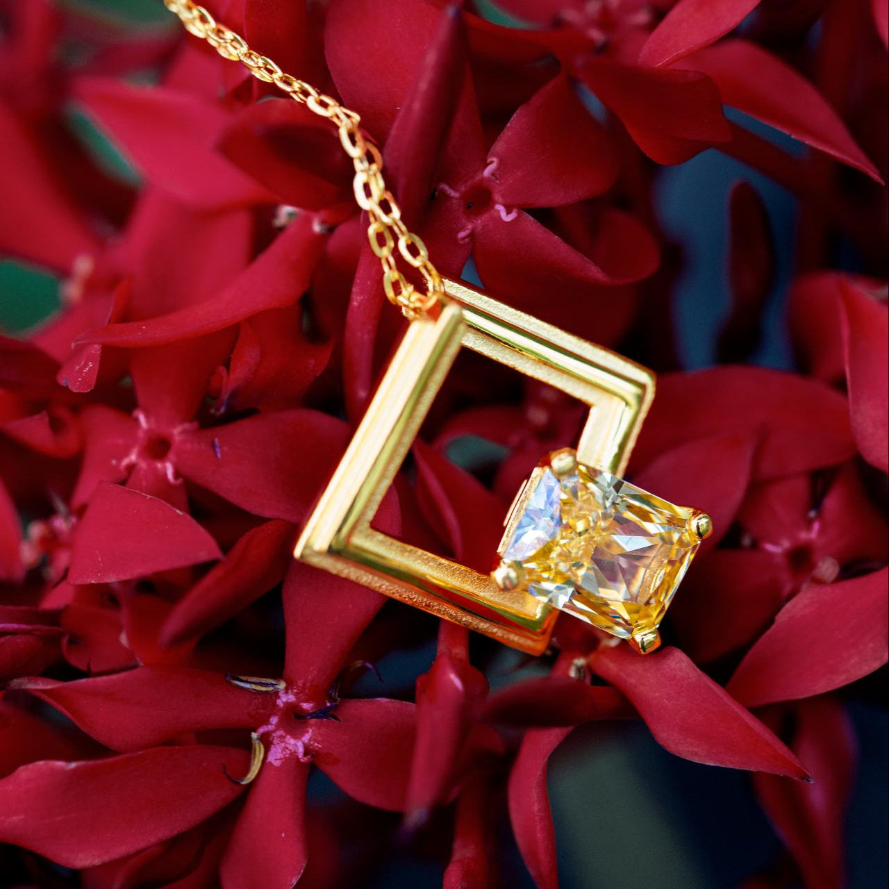 Queen Square Silver Zircon Element Symbol Pendant - BYRDSTRÖM JEWELRY