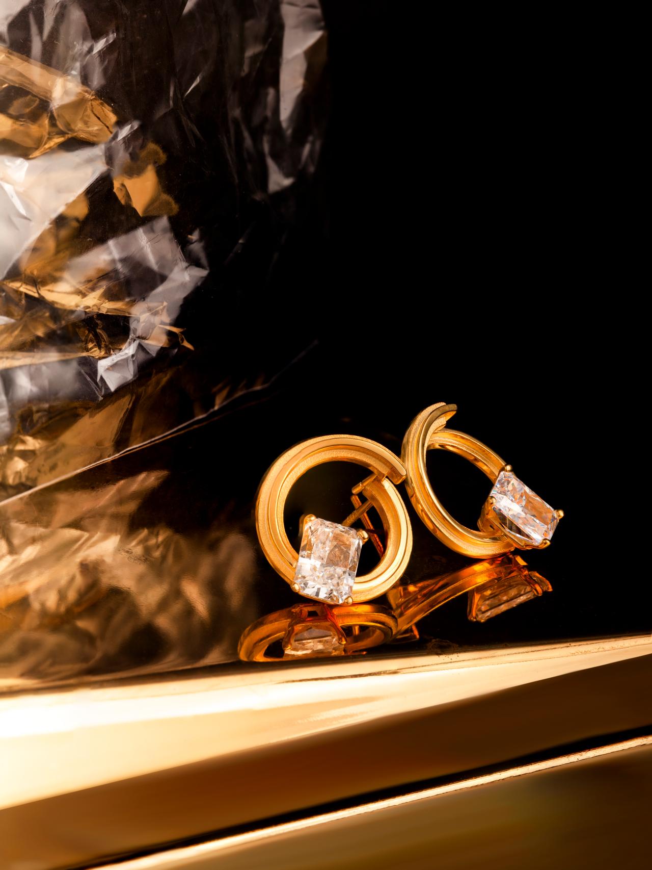 Round Silver White Zircon Element Symbol Earrings - BYRDSTRÖM JEWELRY