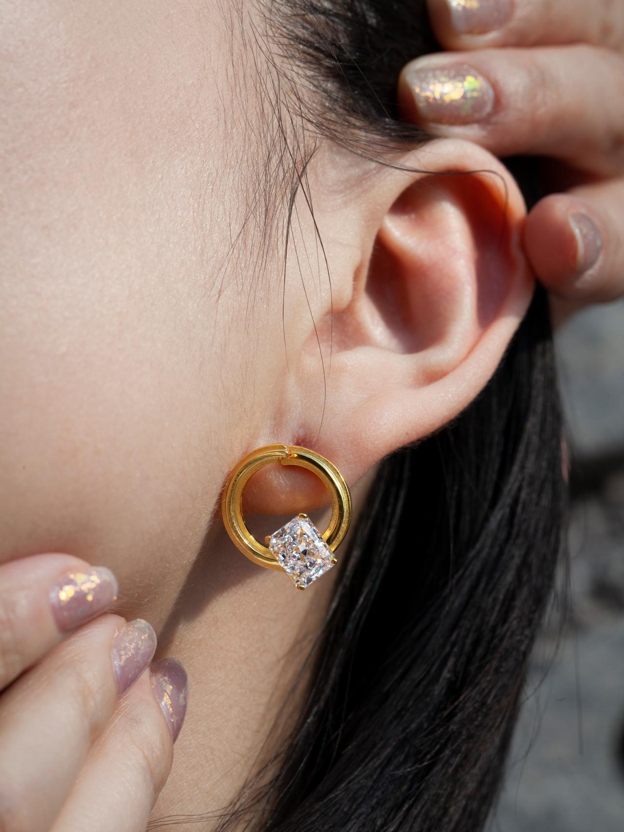 Round Silver White Zircon Element Symbol Earrings - BYRDSTRÖM JEWELRY