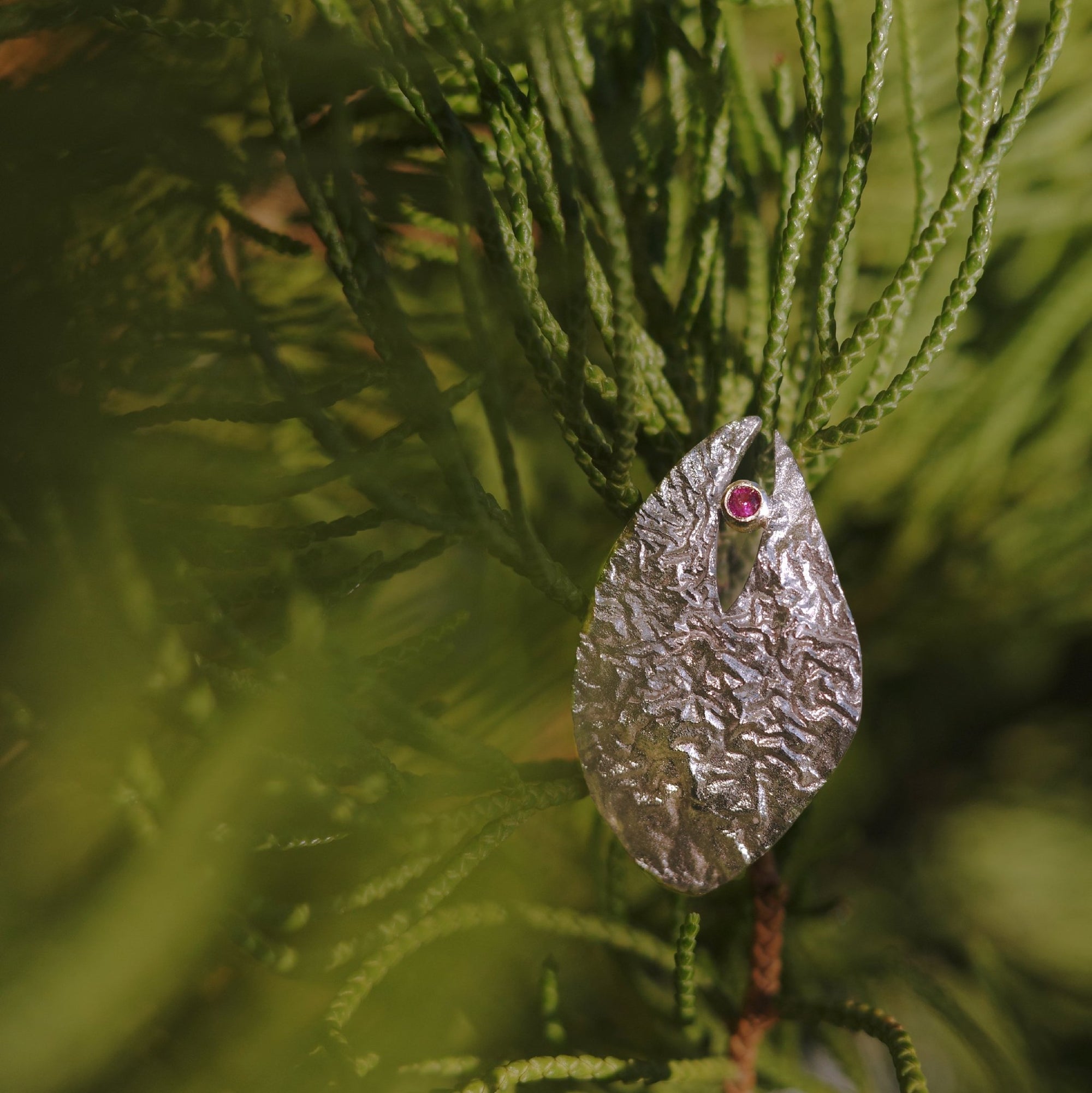 Silver Sapphire Leaf Earrings - BYRDSTRÖM JEWELRY